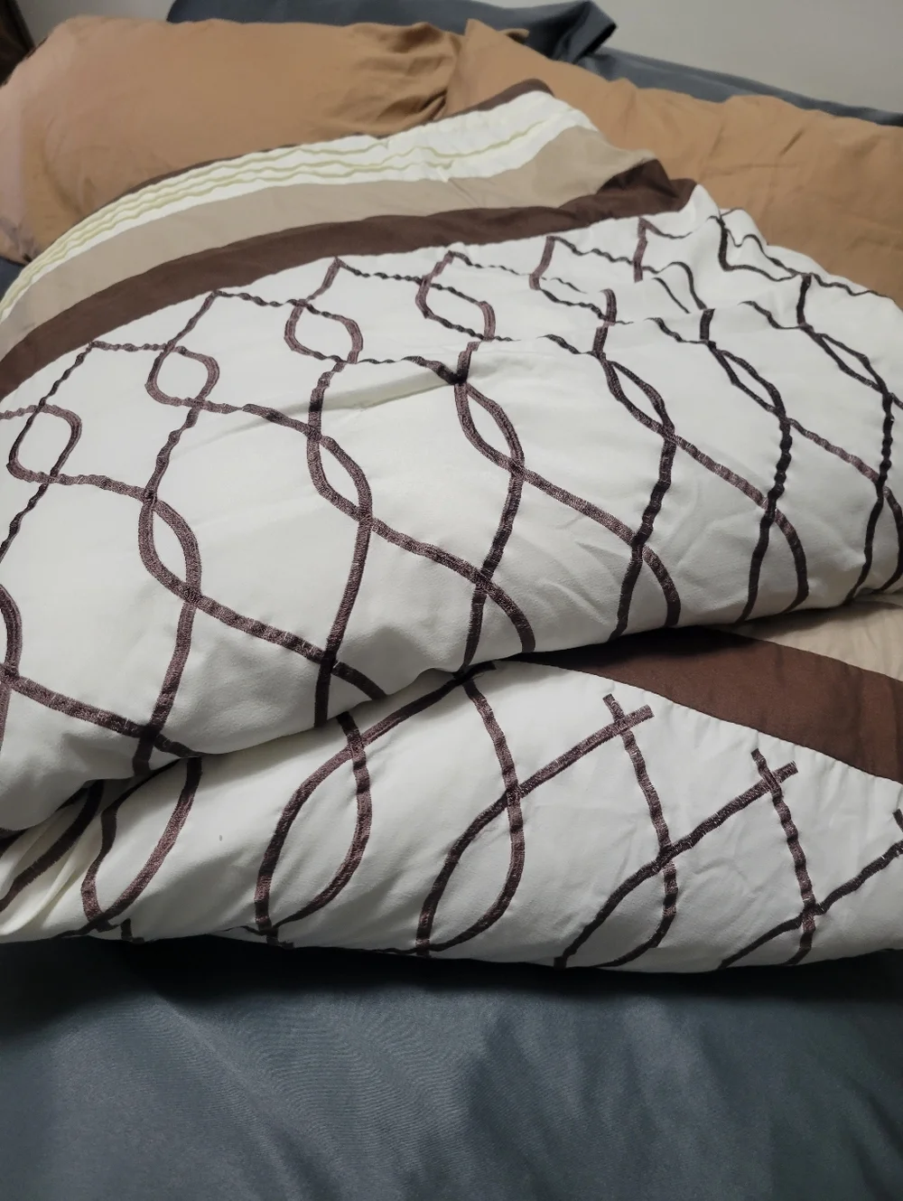 QUEEN COMFORTER - Picture 7 of 8